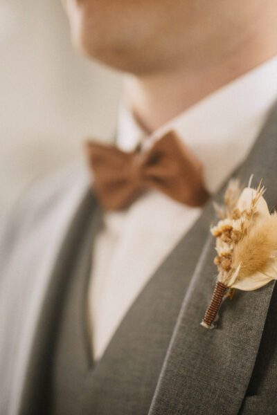 Grauer Hochzeitsanzug mit Einsteckblume