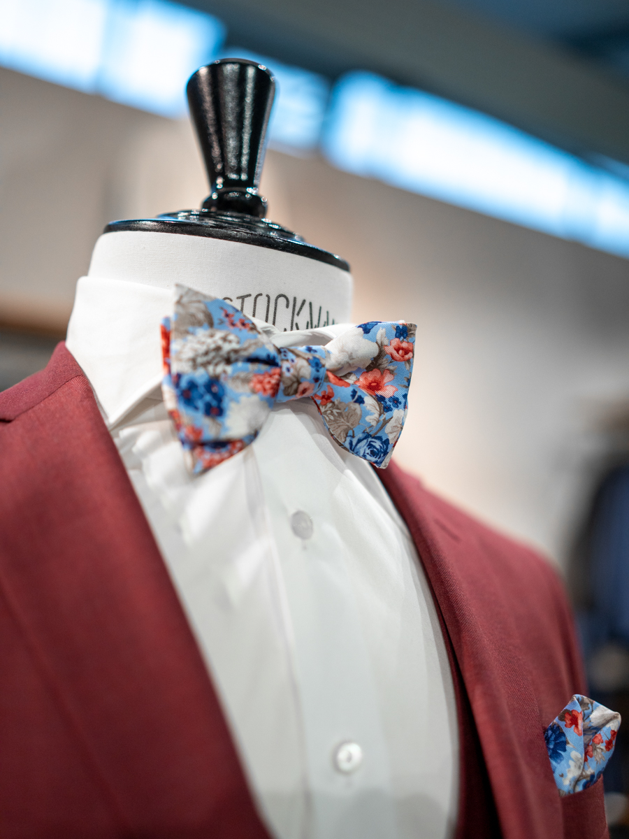 Detailaufnahme Hochzeitsanzug rot Richie