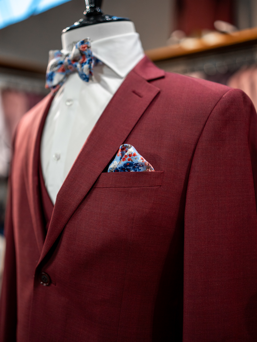 Detailaufnahme Hochzeitsanzug rot Richie