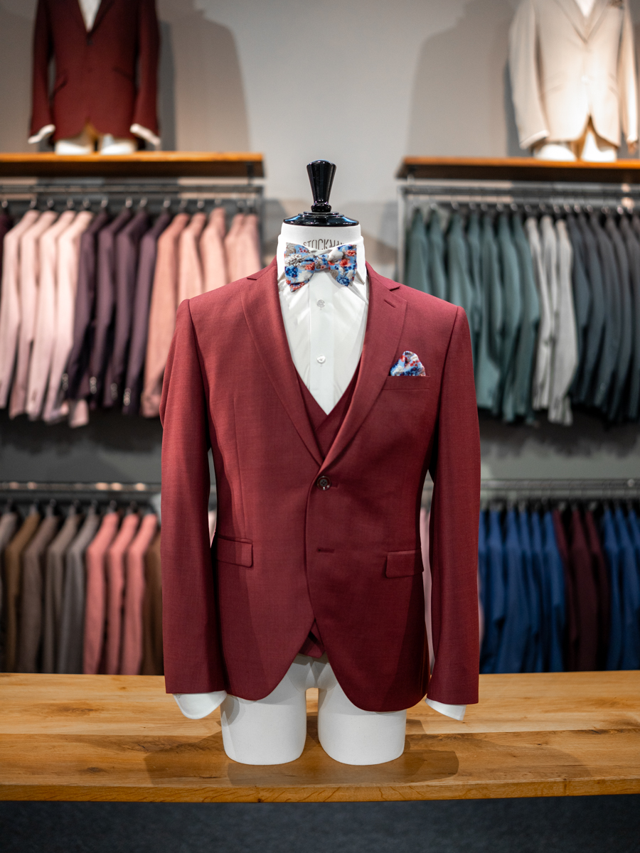 Detailaufnahme Hochzeitsanzug rot Richie