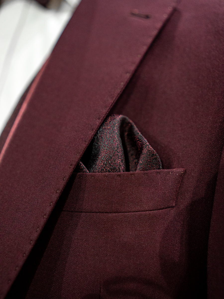 Detailaufnahme Hochzeitsanzug rot Romeo