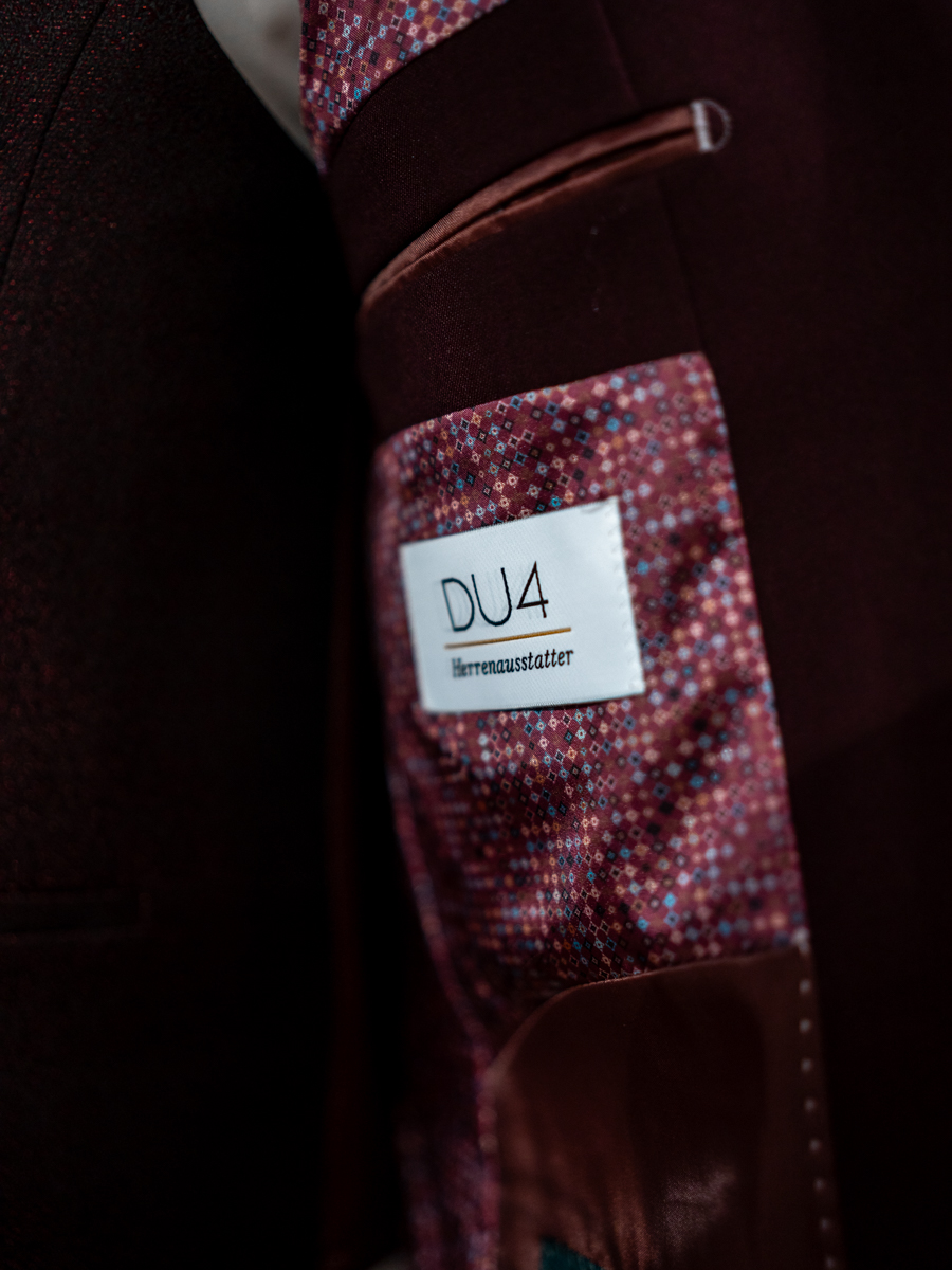 Detailaufnahme Hochzeitsanzug rot Romeo