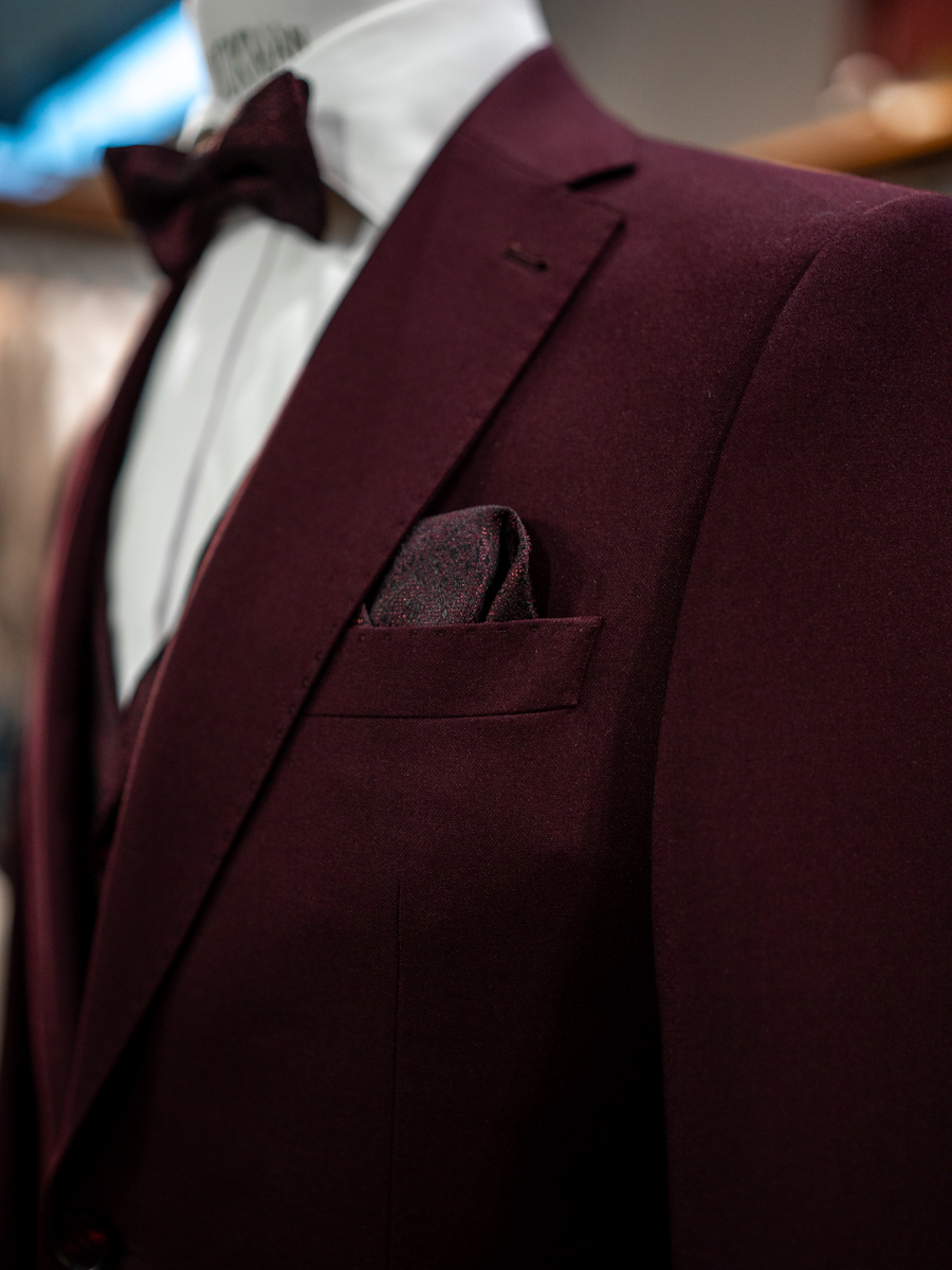 Detailaufnahme Hochzeitsanzug rot Romeo